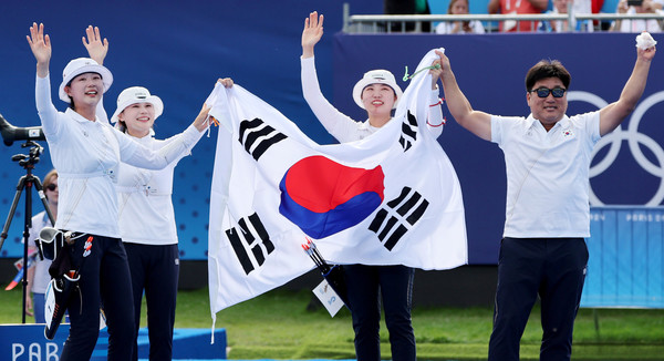 임시현, 전훈영, 남수현이 28일(현지시간) 프랑스 파리 레쟁발리드에서 열린 파리 올림픽 양궁 여자 단체전 결승 중국과의 경기에서 슛오프 끝에 승리하며 금메달을 확정 지은 뒤 태극기를 들고 기뻐하고 있다. 2024.07.29.