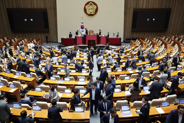 더불어민주당을 비롯한 야당 의원들이 30일 오전 서울 여의도 국회에서 열린 제416회 국회(임시회) 제1차 본회의에서 '방송 4법' 중 마지막 법안인 한국교육방송공사법 일부개정법률안 통과 후 산회 된 뒤 회의장을 나서고 있다. 2024.07.30.