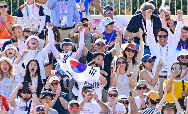 대한양궁협회장인 정의선 현대차그룹 회장이 지난 29일(현지시간) 2024 파리 올림픽 양궁 남자 단체전에 출전한 김우진·이우석·김제덕을 응원하고 있다. 사진=[대한양궁협회 제공]