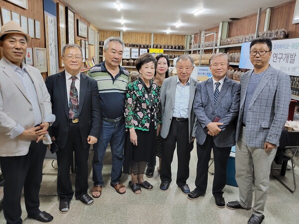 조이바이오(JoyBio) 영농조합법인을 방문한 일행들, 우측에서 네번째가 뤼슈렌 前 대만 부총통.