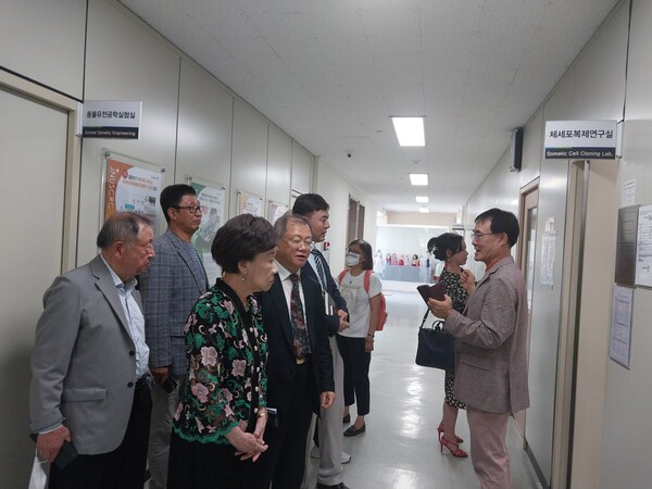 제주대학교 줄기세포연구센터에 대해  박세필 센터장이 설명하고 있다.