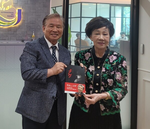 류재복 정경시사포커스 발행인이 뤼슈렌 前 대만 부총통에게 '특명' 책 전달.