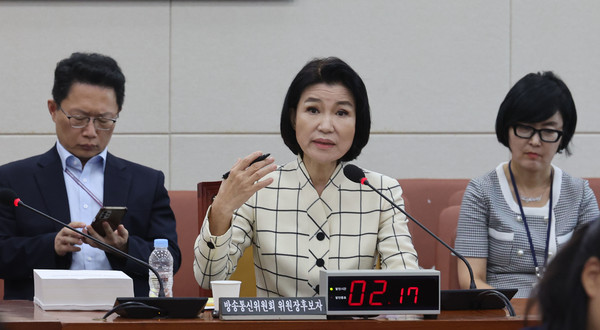 이진숙 방송통신위원장 후보자가 26일 오전 서울 여의도 국회에서 열린 과학기술정보방송통신위원회 전체회의 인사청문회에서 의원들의 질의에 답하고 있다. 2024.07.26.