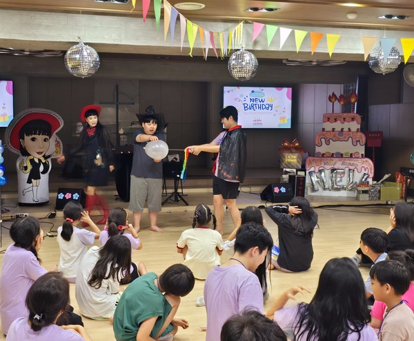 [사진설명] 최승희 마술사는 지난 27일 서울시 송파구에 위치한 대망교회 '원더풀홀'에서 복음마술 공연을 하고 있다.2024.07.27