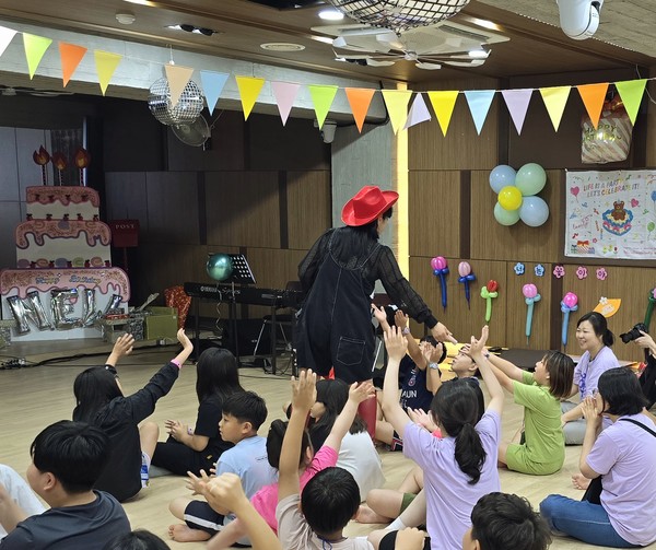 [사진설명] 최승희 마술사는 지난 27일 서울시 송파구에 위치한 대망교회 '원더풀홀'에서 복음마술 공연을 하고 있다.2024.07.27