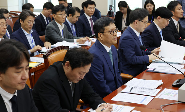 구영배(왼쪽 세 번째) 큐텐 대표가 30일 오후 서울 여의도 국회에서 열린 정무위원회의 티몬·위메프 미정산 사태에 대한 현안질의에서 의원 질의에 답변하고 있다. 왼쪽부터 류화현 위메프 대표, 류광진 티몬 대표, 구영배 큐텐 대표, 한기정 공정거래위원장, 김소영 금융위원회 부위원장, 이복현 금융감독원장. 2024.07.30