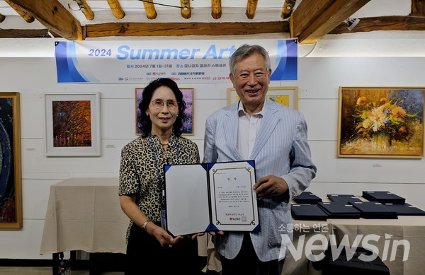 썸머아트쇼에서 우수상을 수상한 서양화가 박미진, 우주 작가 하정열 예비역 육군 소장(사진=정경호 기자)