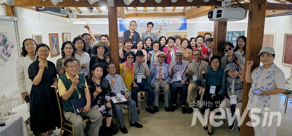 모나리자 갤러리 스페셜관에서 열린 썸머아트쇼 참여한 작가들 기념촬영(사진=정경호 기자)