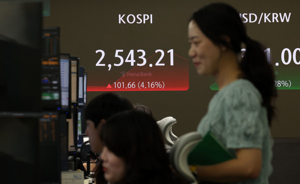 코스피가 전 거래일(2441.55)보다 91.79포인트(3.76%) 급등한 2533.34에 거래를 시작했다. 코스피는 개장 초반 급등으로 인해 4년 2개월 만에 매수 사이드카가 발동됐다. 6일 오전 서울 중구 하나은행 본점 딜링룸에서 딜러들이 업무를 수행하고 있다. 2024.08.06.