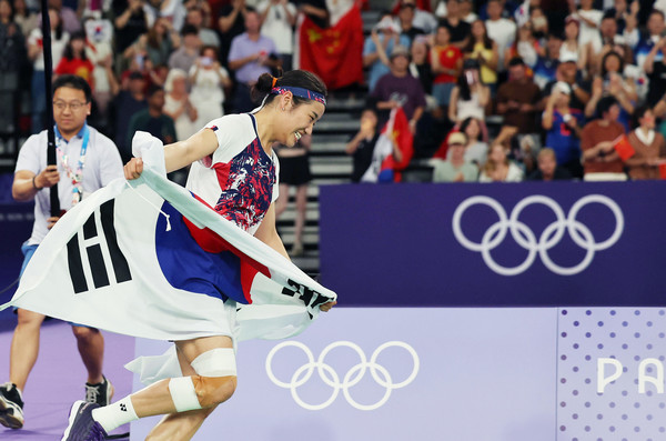안세영이 5일(현지시각) 프랑스 파리 아레나 포르트 드 라샤펠에서 열린 2024 파리 올림픽 배드민턴 단식 결승 중국 허빙자오와 경기에서 승리하며 금메달을 확정한 뒤 환호하고 있다. 2024.08.05