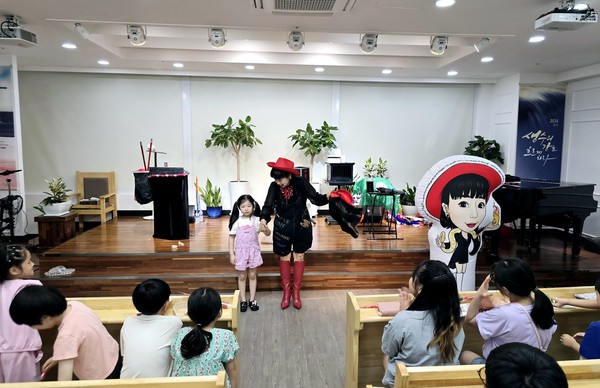 최승희 마술사가 지난 4일 수원시 금곡로 사랑스러운교회에서 복음마술 공연을 선보이고 있다.