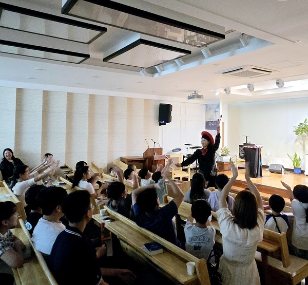 최승희 마술사가 지난 4일 수원시 금곡로 사랑스러운교회에서 복음마술 공연을 선보이고 있다.