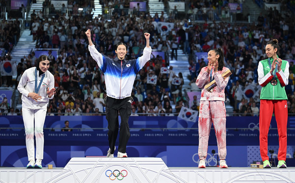 금메달을 확정한 김유진이 8일(현지시각) 프랑스 파리 그랑 팔레에서 열린 2024 파리 올림픽 태권도 여자 57kg급 시상식에서 시상대에 올라 기뻐하고 있다.2024.08.09. 사진=[공동취재]
