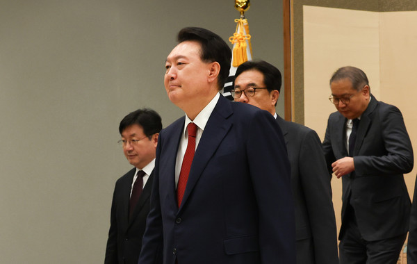 윤석열 대통령이 12일 서울 용산 대통령실 청사에서 열린 경찰청장 임명장 수여식을 마친 후 환담장으로 향하고 있다. 2024.08.12.