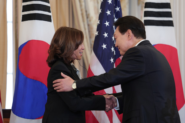 미국을 국빈 방문 중인 윤석열 대통령이 27일(현지시간) 워싱턴DC 미 국무부에서 열린 국빈오찬에서 카멀라 해리스 미국 부통령과 악수하고 있다.2023.04.28 / 사진=[공동취재]