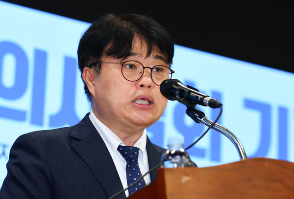 임현택 대한의사협회 회장이 19일 서울 용산구 대한의사협회에서 열린 복지위-교육위 연석 청문회에 대한 기자회견에서 기자회견문을 발표하고 있다. 2024.08.19.