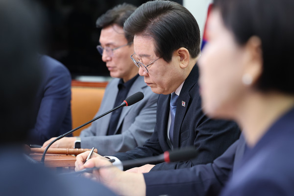 이재명 더불어민주당 대표가 21일 오전 서울 여의도 국회에서 열린 최고위원회의에서 메모를 하고 있다. 2024.08.21.