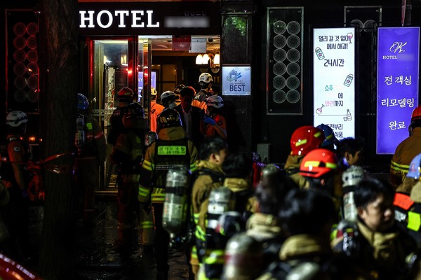 22일 오후 경기 부천시 원미구의 숙박업소에서 화재가 발생한 가운데 소방대원들이 화재현장으로 투입하고 있다. 2024.08.22