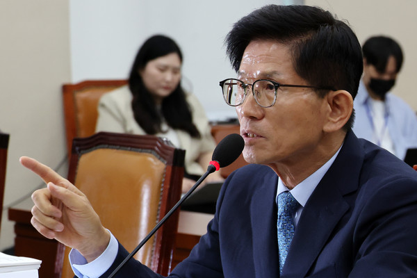 김문수 고용노동부 장관 후보자가 26일 오전 서울 여의도 국회에서 열린 환경노동위원회의 인사청문회에서 발언하고 있다. 2024.08.26.