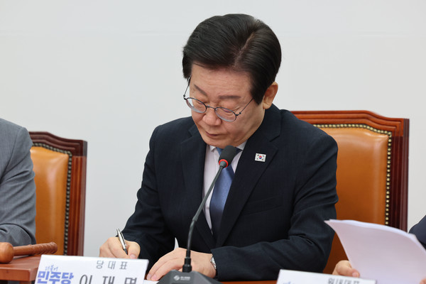 이재명 더불어민주당 대표가 21일 오전 서울 여의도 국회에서 열린 최고위원회의에서 메모하고 있다. 2024.08.21.