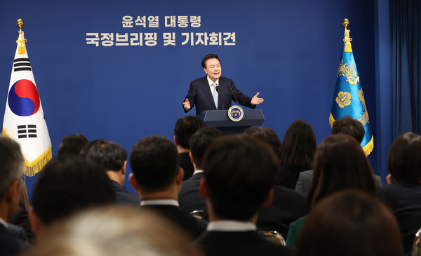 윤석열 대통령이 29일 서울 용산 대통령실 청사 브리핑룸에서 열린 국정브리핑 및 기자회견에서 기자의 질문에 답하고 있다. 2024.08.29.
