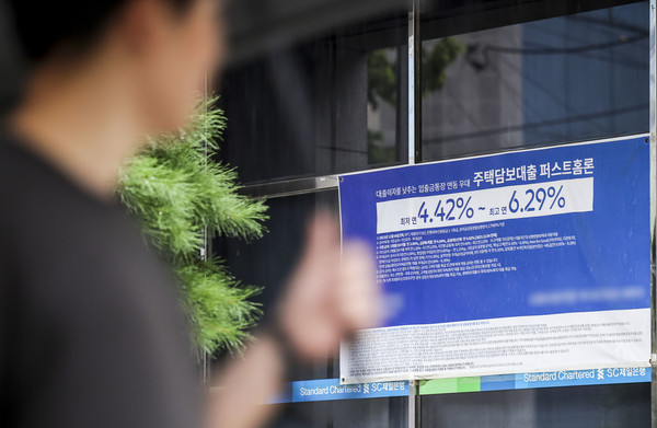 21일 서울의 한 시중은행에 주택담보대출 관련 현수막이 걸려있다. 금융위원회가 다음 달 1일부터 2단계 스트레스 DSR을 시행하되 은행권의 수도권 주담대는 대출 한도를 결정할 때 적용되는 '스트레스 금리'를 1.2%p로 상향 적용하겠다고 밝혔다. 스트레스 금리는 미래의 금리 인상 가능성을 미리 반영하는 것이다. 지금은 은행권 주담대에 0.38%p의 스트레스 금리를 적용해왔지만, 다음 달부터 비수도권은 0.75%p, 수도권은 1.2%p로 오른다. 이에 따라 현재 기준 소득 5000만원인 사람이 30년 만기로 대출받을 경우 금리가 4.5%일 때 현재 3억 1500만원 정도를 대출받지만 다음 달부터 수도권은 대출 한도가 4200만원, 비수도권은 2700만원 줄어든다. 2024.08.21