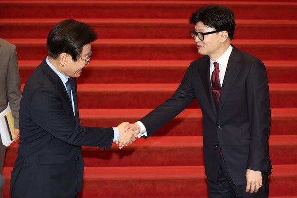 한동훈 국민의힘 대표와 이재명 더불어민주당 대표가 1일 서울 여의도 국회에서 열린 국민의힘-더불어민주당 당 대표 회담을 마치고 함께 이동한 뒤 악수하고 있다. 2024.09.01