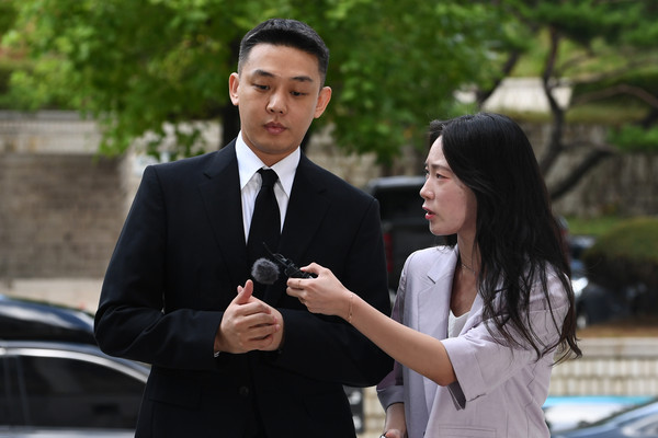 프로포폴과 대마 등 마약 상습 투약 혐의로 재판에 넘겨진 배우 유아인(본명 엄홍식)이 3일 오후 서울 서초구 서울중앙지방법원에서 열린 1심 선고기일에 출석하고 있다.2024.09.03 / 사진=[공동취재]