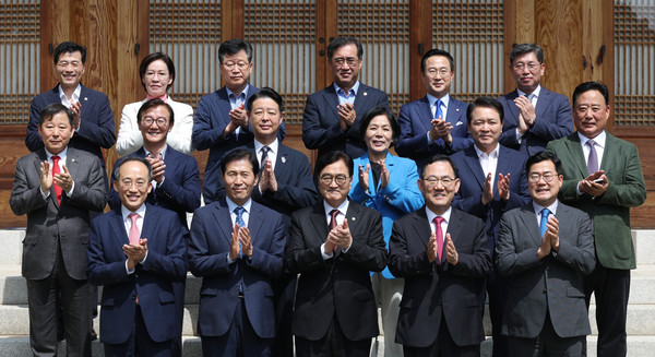 우원식 국회 의장과 추경호 국민의힘 원내대표, 박찬대 더불어민주당 원내대표가 11일 서울 여의도 국회 사랑재에서 열린 국회 의장단 주최 국회 상임위원장 및 상설특별위원장 초청 오찬 간담회에서 참석자들과 기념촬영하고 있다. 2024.09.11.