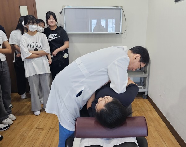 [사진설명] 자생한방병원 의료진이 청소년 대상으로 진로직업체험 프로그램을 진행하고 있다