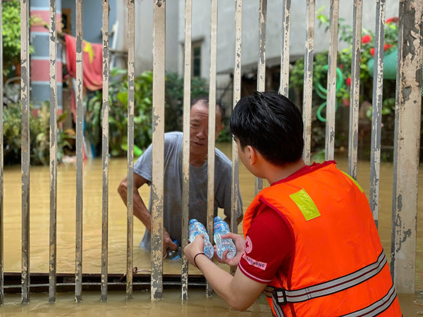 ▲사진설명 : 지난 7일 대규모 태풍이 발생한 베트남에서 베트남적십자사 직원이 피해 이재민에게 생수를 전달하고 있다. [사진출처: 베트남적십자사]