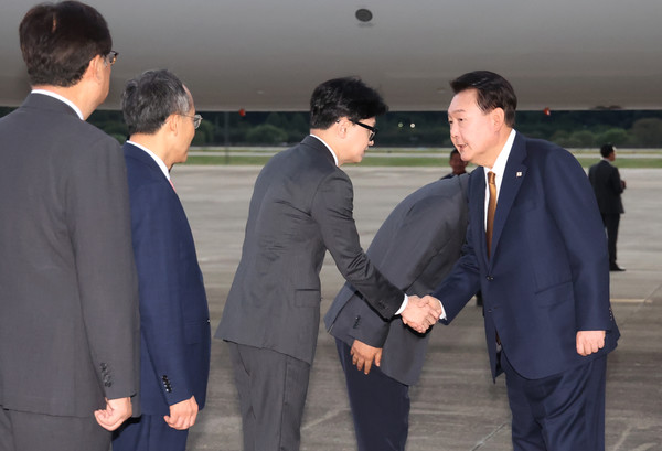 윤석열 대통령이 22일 체코 공식 방문 일정을 마치고 성남 서울공항을 통해 귀국, 공군 1호기에서 내려 환영 나온 한동훈 국민의힘 대표와 악수하고 있다. 2024.09.22.