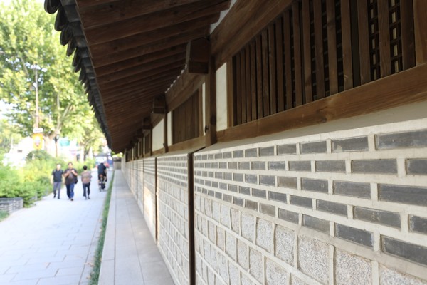 운현궁(雲峴宮, 서울 종로구 삼일대로 461등) 담벼락, 사진 수집가 장재필.