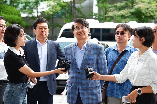 윤석열 대통령 부인 김건희 여사에게 명품 가방을 건넨 혐의를 받는 최재영 목사가 25일 오전 서울 영등포구 영등포 경찰서에 조사를 받기 전 취재진 질문에 답하고 있다. 2024.09.25.