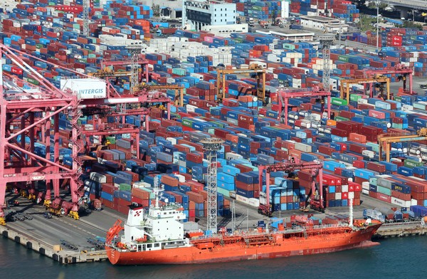 관세청에 따르면 지난 1~20일 수출은 지난해 같은 기간에 비해 1.1% 감소한 356억 달러, 수입은 4.5% 줄어든 348억 달러로 집계됐다. 이 기간 무역수지는 7억9900만 달러, 연간 누계는 310억6000만달러 흑자를 각각 기록 중이다. 23일 부산 남구 감부두 야적장에 컨테이너가 가득 쌓여 있다. 2024.09.23