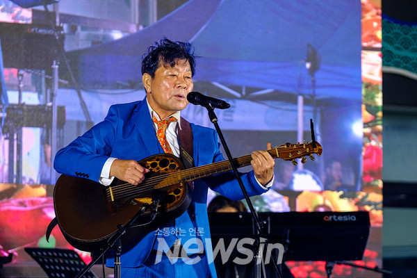 ▲변함없는 가창력으로 사랑받은 초대 가수 백영규 (사진=민경찬 기자)