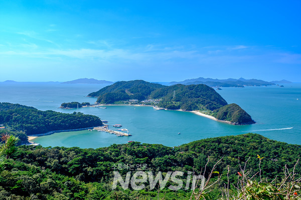 ▲부아산 정상 전망대에서 바라본 선착장, 하트 해변 (사진=민경찬 기자)