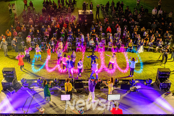 ▲관객과 하나되는 무대 (사진=민경찬 기자)