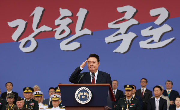 윤석열 대통령이 1일 성남 서울공항에서 열린 건군 제76주년 국군의날 기념식에서 기념사 뒤 거수경례하고 있다. 2024.10.01