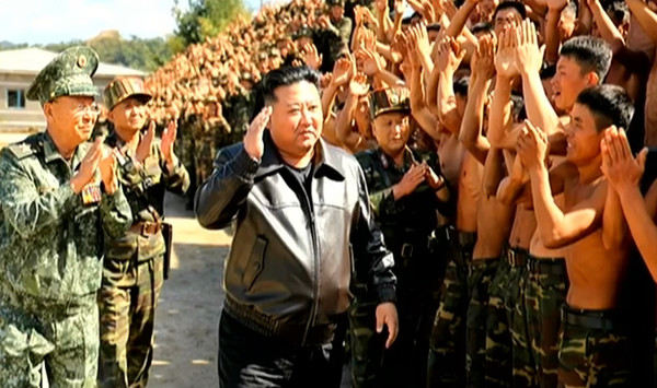 북한 조선중앙TV는 김정은 국무위원장이 2일 서부지구 조선인민군(북한군) 특수작전부대 훈련기지를 현지시찰하고 전투원들의 훈련실태를 점검했다고 4일 보도했다.2024.10.04 / 사진=[조선중앙TV 캡쳐]