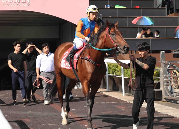 (기획2)(사진) 위너스맨이 경주로 퍼레이드를 위해 마지막으로 경주로에 입장하고 있는 모습