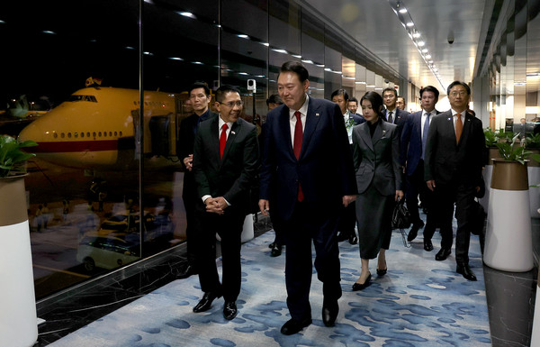 싱가포르를 국빈 방문한 윤석열 대통령과 김건희 여사가 7일(현지시각) 오후 창이국제공항공항에 도착해 보딩브리지를 통해 나오고 있다. 2024.10.07.