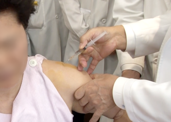 [사진설명] 자생한방병원 의료진이 유착성관절낭염 환자에게 약침치료를 진행하고 있다