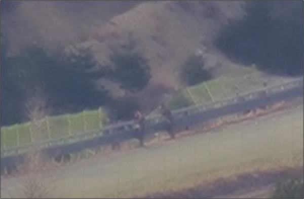 합동참모본부는 10일 국회 국방위원회 국정감사에서 북한이 남북 단절 조치를 하는 사진을 공개했다. 김명수 합참의장은 남북을 잇는 경의선 도로와 철로가 지난 8월 실질적으로 차단이 완료됐다고 밝혔다. 사진은 지난 3월 북한군이 동해선 도로 펜스를 철거하는 모습. (사진=합동참모본부 제공) 2024.10.10.