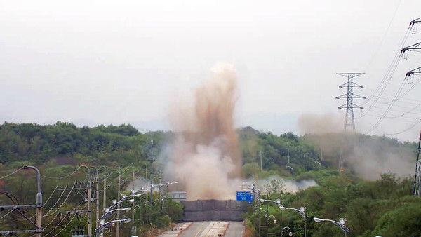 합동참모본부는 15일 북한이 경의선 및 동해선 남북 연결도로를 폭파한 모습이 담긴 우리 측 CCTV 영상을 공개했다. 우리 군은 이에 대한 대응사격을 실시했다. 사진은 북한이 경의선 남북 연결도로를 폭파하는 모습. (사진=합참 제공) 2024.10.15.