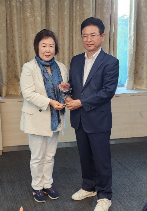 조규자 대표총재(왼쪽)와 이철우 경북도지사.