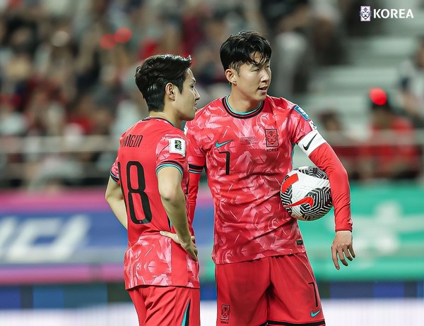 [사진설명] 축구대표팀 주장 손흥민(오른쪽)과 이강인(출처 대한축구협회)