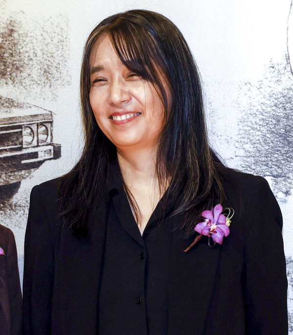 한국인 최초로 노벨문학상을 수상한 한강 작가가 17일 서울 강남구 아이파크타워에서 열린 제18회 포니정 혁신상 시상식에 참석하고있다. 포니정재단은 포니정 혁신상 수상자로 작가 한강 씨를 선정했다. 시상식에는 한강 작가를 비롯해 재단 이사장인 정몽규 HDC 회장, 고(故) 정세영 현대산업개발 명예회장의 부인 박영자 씨 등이 참석했다. 2024.10.17 / 사진=[공동취재단]