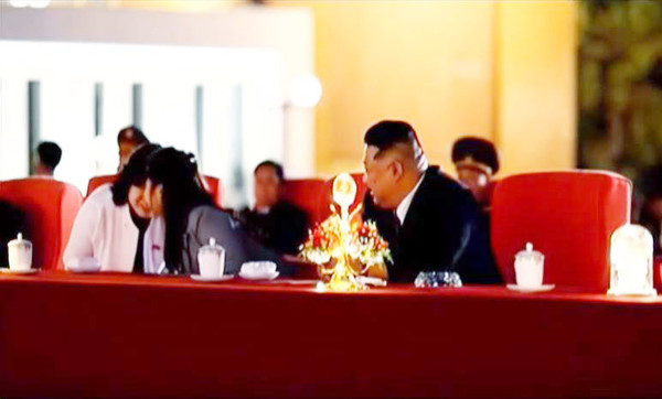 지난 10일 북한 노동당 중앙간부학교에서 열린 당 창건 79주년 경축공연에서 김정은 딸 주애가 최선희 외무상과 대화하는 모습을 조선중앙TV가 11일 보도하고 있다. (사진=조선중앙TV 캡처) 2024.10.13.