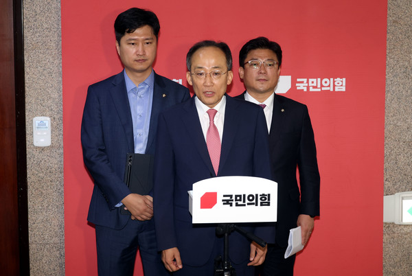 추경호 국민의힘 원내대표가 22일 오전 서울 여의도 국회에서 국정감사 대책회의를 마치고 취재진의 질문에 답변하고 있다. 2024.10.22.